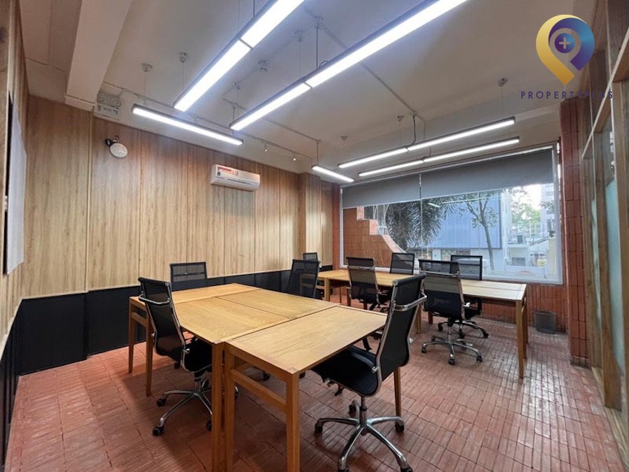 W Business Center 200 Pasteur